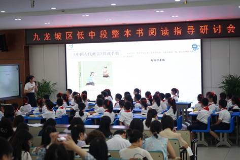 人们在看台上的人群中度可信度描述已自动生成