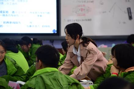 一群人正在听演讲描述已自动生成