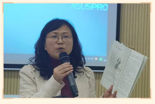 彭静主任正在进行培训