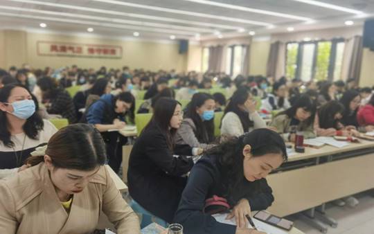 老师们认真记录