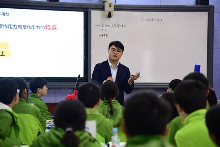 一群人在台上演讲描述已自动生成