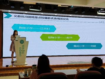 图片包含 人, 室内, 人们, 观看描述已自动生成