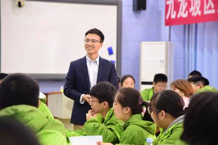 一群小孩坐在桌子前描述已自动生成